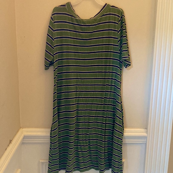 Young rustic dress that is great for a casual look - Picture 4 of 4